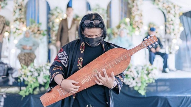 Musisi Pop Etnik asal Pangkalan Bun, Kalimantan Tengah, Helmy Trianggara. Foto: IST/InfoPBUN
