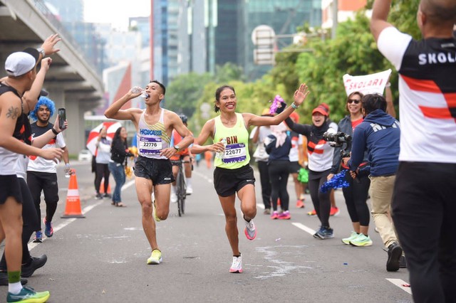 Peraih medali emas Sea Games Vietnam cabang olahraga lari maraton, Odekta Elvina Naibaho, memeriahkan ajang Jakarta Marathon 2022, pada Minggu (16/10/2022). Foto: Dok. Istimewa