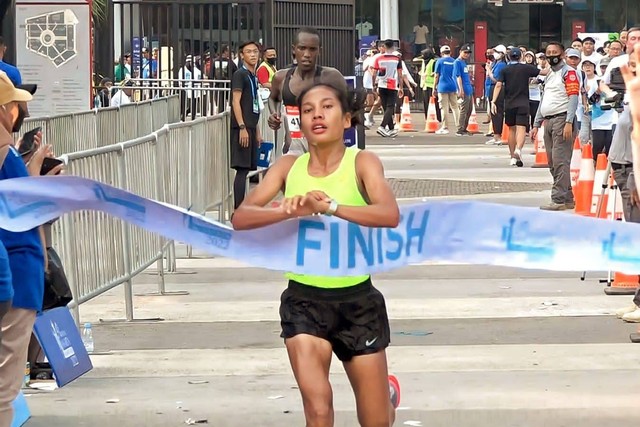 Peraih medali emas Sea Games Vietnam cabang olahraga lari maraton, Odekta Elvina Naibaho, memeriahkan ajang Jakarta Marathon 2022, pada Minggu (16/10/2022). Foto: Dok. Istimewa