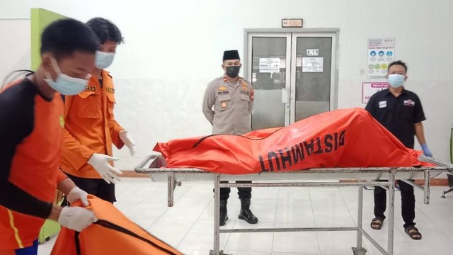 Penyerahan jenazah Adzra Nabila, mahasiswi IPB yang tewas terseret banjir di RSCM, Minggu (16/10). Foto: Dok. Istimewa