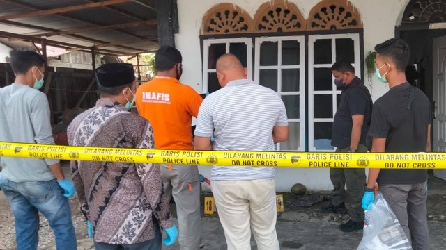 Tim Inafis Polres Nagan Raya melakukan olah TKP kasus meninggalnya seorang balita di Desa Karang Anyar, Kecamatan Darul Makmur, Nagan Raya, Aceh, diduga akibat terhirup uap BBM jenis Pertalite. Foto: Dok. Polisi