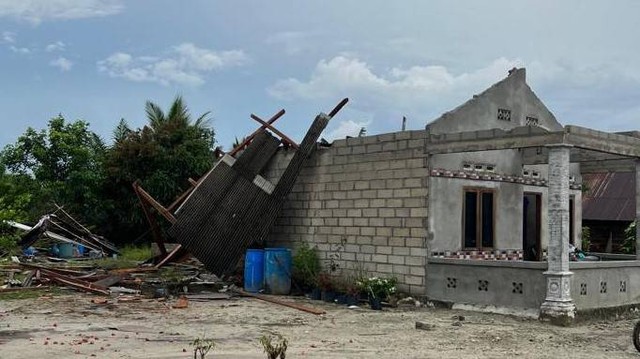 Rumah di bangka rusak akibat angin kencang. Foto: Dok. BNPB