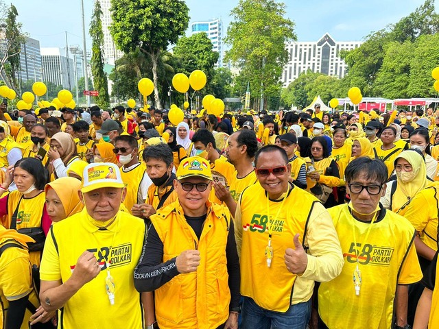 Anggota DPR RI Komisi VII Mukhtarudin foto bersama peserta jalan sehat HUT Golkar ke-58 di Jakarta. Foto: IST