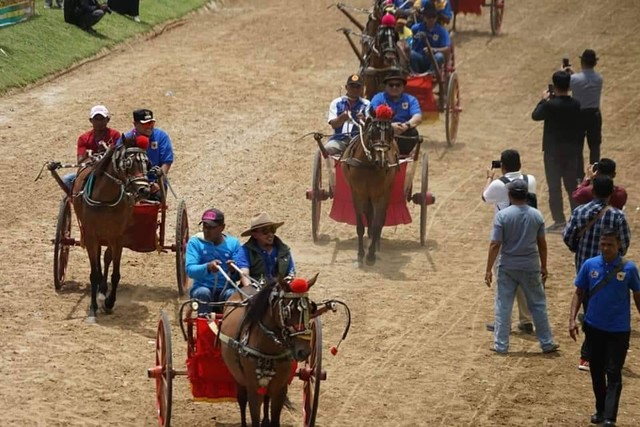 Peresmian Alek Nagari Pacu Kuda Open Race 2022 di lapangan pacu kuda Dang Tuanku Bukit Gombak, Tanah Datar, Sumatera Barat, Minggu (16/10/2022). Dokumentasi: Humas Pemkab Tanah Datar