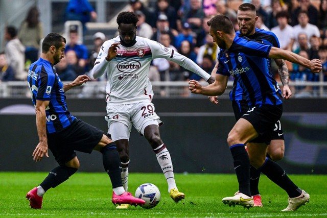 Pemain Inter Milan Henrikh Mkhitaryan berebut bola dengan pemain Salernitana pada pertandingan lanjutan Liga Italia di San Siro, Milan, Italia. Foto: Miguel MEDINA / AFP