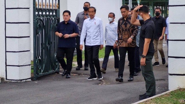 Presiden Jokowi beserta beberapa menteri saat berkunjung ke Pura Mangkunegaran Solo, Minggu (16/10/2022). FOTO:Fernando Fitusia