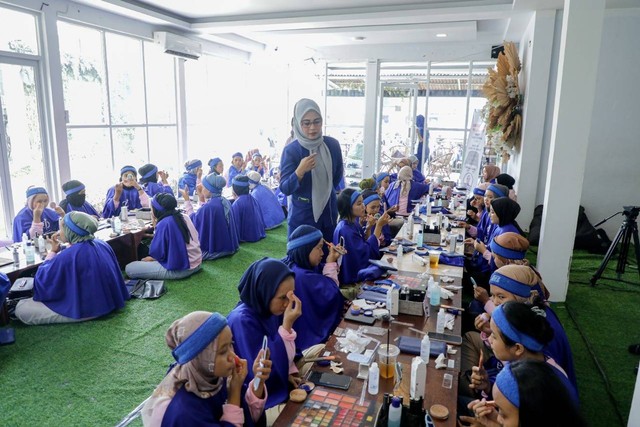 Relawan Srikandi Ganjar Provinsi Jambi menyelenggarakan kegiatan 'Makeup Look For Daily: Tingkatkan Percaya Diri Dengan Skill yang Dimiliki', Minggu, (16/10/2022).  Foto: Dok. Istimewa