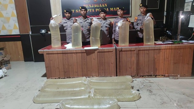 Ratusan liter minuman keras jenis cap tikus asal Bitung, Sulawesi Utara, yang dikemas dalam kantong plastik bening berukuran jumbo. Foto: Istimewa
