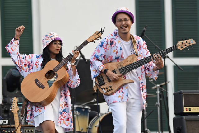 Duo Endah n Resha melantunkan lagu andalannya dalam pagelaran Jazz Goes To Kota Tua di Taman Fatahillah, kawasan Kota Tua, Jakarta, Minggu (16/10/2022). Foto: Aditya Pradana Putra/ANTARA FOTO