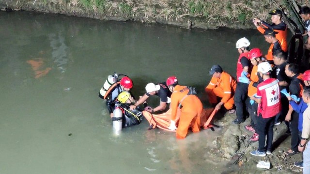 Tim SAR Solo mengevakuasi korban yang hanyut di Sungai Pleret, Karanganyar, Sabtu (15/10/2022). FOTO:Agung Susanto