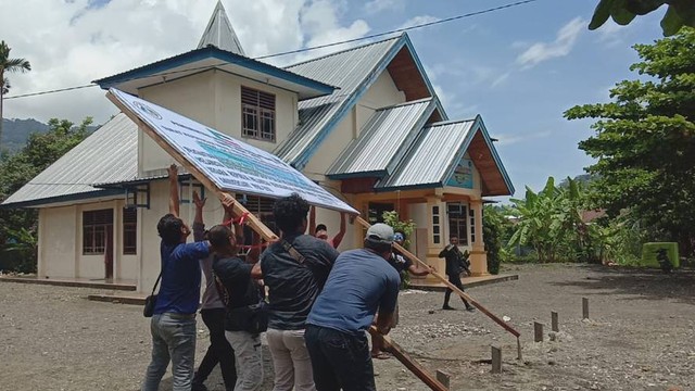 Penurunan baliho kemerdekaan Negara Republik Melanesia di Serui. (Foto Polres Yapen)