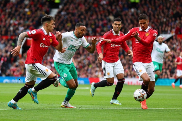 Pemain Manchester United Raphael Varane, Casemiro dan Lisandro Martinez berebut bola dengan pemain Newcastle United pada pertandingan lanjutan Liga Inggris di Old Trafford, Manchester, Inggris. Foto: David Klein/REUTERS