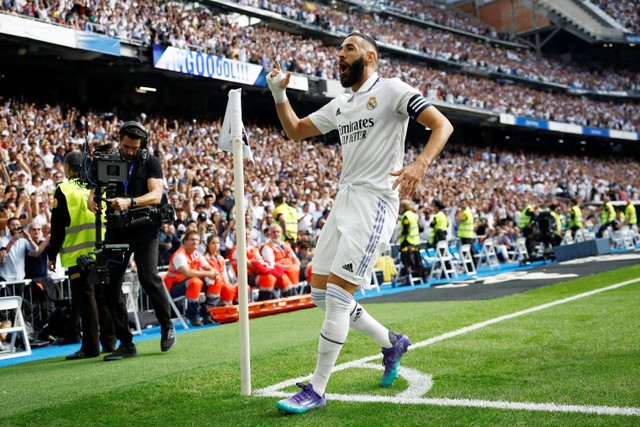 Selebrasi pemain Real Madrid Karim Benzema usai mencetak gol ke gawang FC Barcelona pada pertandingan lanjutan Liga Spanyol di Santiago Bernabeu, Madrid, Spanyol. Foto: Juan Medina/REUTERS