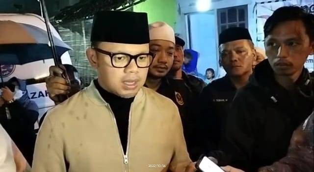 Walikota Bogor Bima Arya Sugiarto melayat ke kediaman Adzra Nabila, Minggu (16/10). Foto: Dok. Istimewa