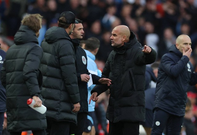 Pep Guardiola marah karena gol dianulir saat laga Liverpool vs Man City di Stadion Anfield dalam lanjutan Liga Inggris 2022/23 pada 16 Oktober 2022. Foto: REUTERS/Phil Noble