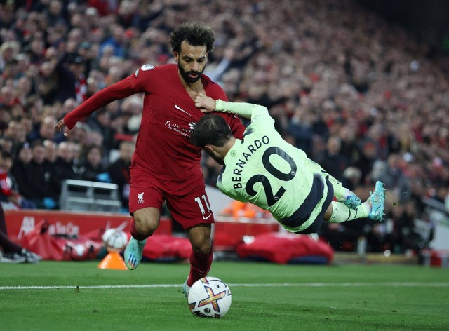 Bernardo Silva tampak mengasari Mohamed Salah saat laga Liverpool vs Man City di Stadion Anfield dalam lanjutan Liga Inggris 2022/23 pada 16 Oktober 2022. Foto: REUTERS/Phil Noble