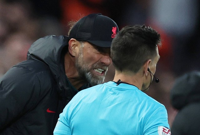 Juergen Klopp marahi asisten wasit saat laga Liverpool vs Man City di Stadion Anfield dalam lanjutan Liga Inggris 2022/23 pada 16 Oktober 2022. Foto: REUTERS/Phil Noble