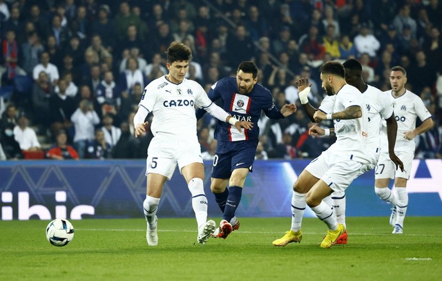 Lionel Messi dihadang 4 pemain saat PSG vs Marseille dalam lanjutan Liga Prancis 2022/23 di Parc de Princess pada 17 Oktober 2022. Foto: REUTERS/Stephane Mahe