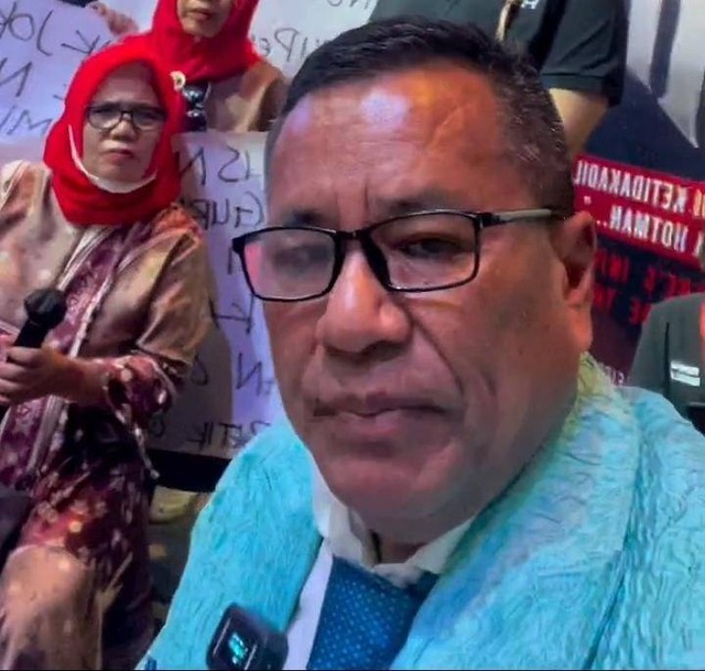 Hotman Paris saat menyampaikan aduan dari perwakilan pensiunan guru PNS di Bandar Lampung. | Foto: Instagram @hotmanparisofficial
