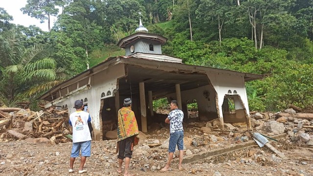 Masjid di Dusun Batang Barana, Desa Sondoang, rusak diterjang banjir bandang. Foto: Dok. Istimewa