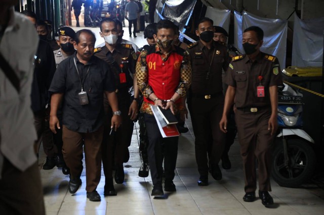 Tersangka pembunuhan Brigadir Yosua, Ferdy Sambo tiba di PN Jakarta Selatan, Senin (17/10). Ferdy Sambo akan menjalani sidang perdana dengan agenda pembacaan dakwaan. Foto: Aditia Noviansyah/kumparan