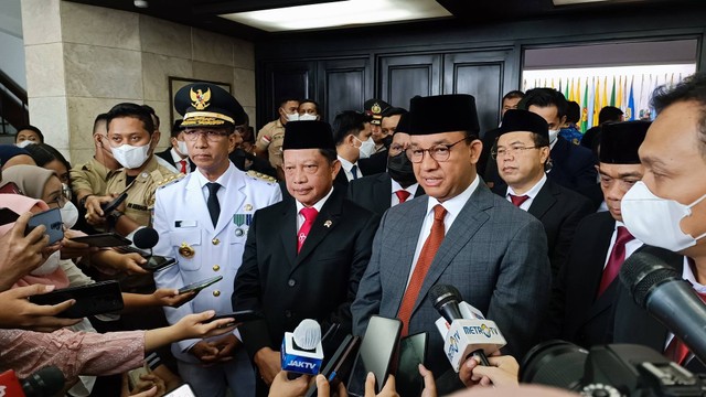 Mendagri Tito Karnavian (tengah) Bersama Pj Gubernur DKI Heru Budi Hartono (kiri) dan Anies Baswedan (kanan). Foto: Aprilandika Pratama/kumparan