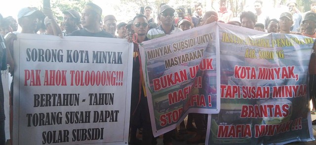 Aksi demo damai para sopir truk di Kantor DPRD Kota Sorong, Senin (17/10), foto: Yanti/BalleoNEWS