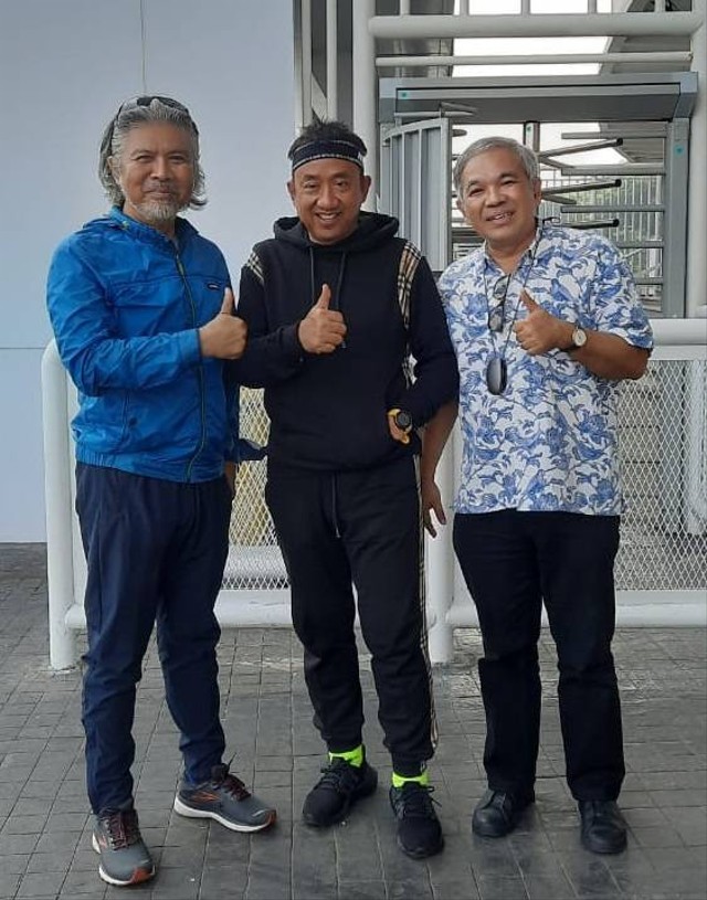 Bupati Cilacap Tatto Suwarto Pamuji (tengah) dan Dr Aqua Dwipayana (kanan) bersama abang kandungnya Ikhsyat Syukur (kiri) di Kawasan Komplek Gelora Bung Karno Jakarta, Senin (19/9/2022) pagi. Foto/dok Dr Aqua