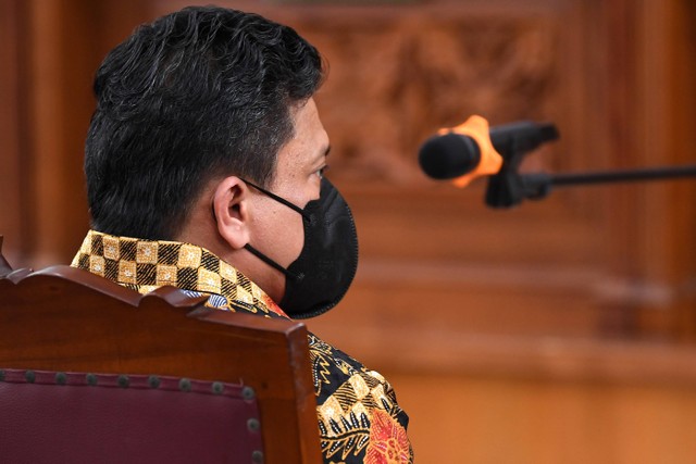 Terdakwa Ferdy Sambo tiba untuk menjalani sidang dakwaan kasus pembunuhan berencana terhadap Brigadir Nopriansyah Yosua Hutabarat serta obstruction of justice atau menghalangi proses hukum di Pengadilan Negeri Jakarta Selatan, Jakarta, Senin (17/10 Foto: Sigid Kurniawan/Antara Foto