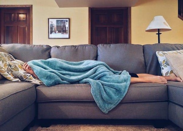 Ilustrasi posisi tidur saat maag kambuh. Foto: Pexels