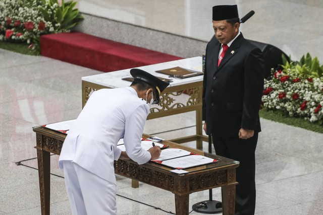 Menteri Dalam Negeri Tito Karnavian (kanan) menyaksikan penandatanganan berita acara pelantikan Penjabat (Pj) Gubernur DKI Jakarta Heru Budi Hartono (kiri) di Kementerian Dalam Negeri, Jakarta, Senin (17/10/2022). Foto: Rivan Awal Lingga/Antara Foto