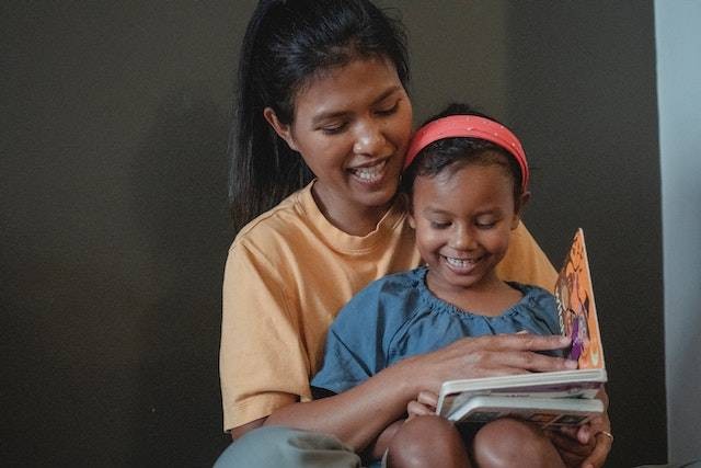 Ilustrasi anak belajar di rumah dengan orang tua. Foto: pexels.com/kamaji-ogino/