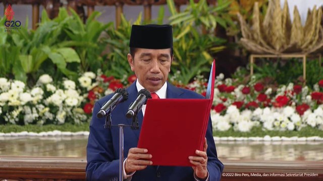 Presiden Joko Widodo melantik Anggota Dewan Pengawas dan Badan Pelaksana Badan Pengelola Keuangan Haji Periode 2022-2027. Foto: Youtube/Sekretariat Presiden