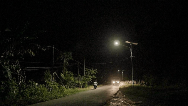 Suasana jalan Distrik Waisai, Kabupaten Raja Ampat, Papua Barat yang kini terang. Foto: Kementerian ESDM