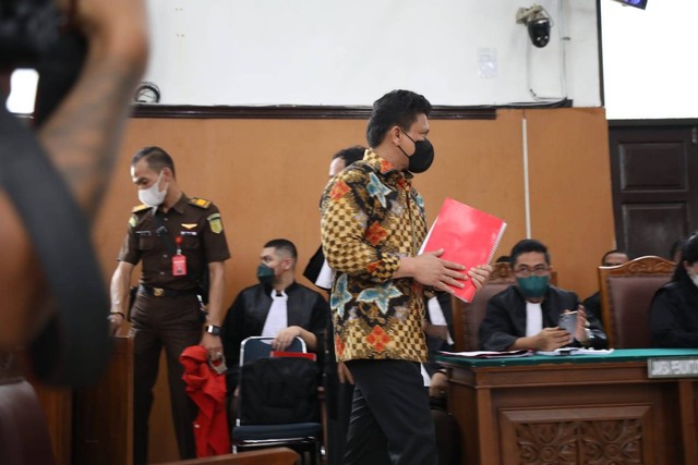 Tersangka pembunuhan Brigadir Yosua, Ferdy Sambo memberi hormat saat menjalani sidang perdana di PN Selatan, Senin (17/10/2022). Foto: Aditia Noviansyah/kumparan