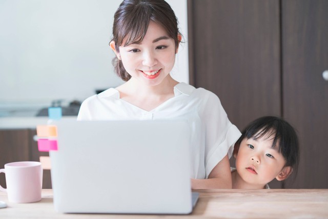 Ilustrasi Ibu Bekerja dengan Anak Perempuannya. Foto: Shutterstock