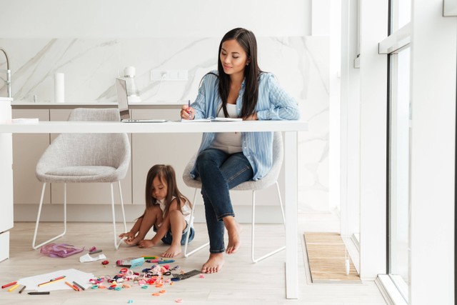 Ilustrasi Ibu Bekerja. Foto: Shutterstock