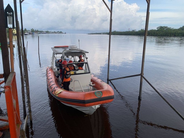 Tim SAR saat melakukan pencarian terhadap anak 7 tahun yang tenggelam terseret arus di Sungai Pawan. Foto: Dok Hi!Pontianak 