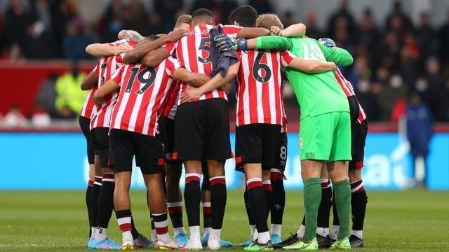 Para pemain Brentford berkumpul sebelum pertandingan Liga Premier antara Brentford dan Wolverhampton Wanderers di Brentford Community Stadium, Sabtu (22/1/2022). Foto: Catherine Ivill/Getty Images