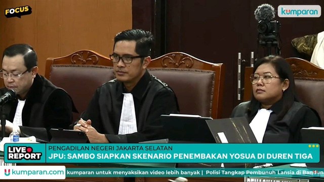 Pengacara Putri Candrawathi, Febri Diansyah menghadiri sidang dakwaan kasus pembunuhan Brigadir Yosua di PN Jakarta Selatan, Senin (17/10/2022).  Foto: kumparan