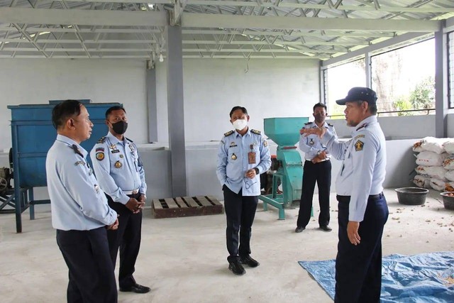 Kadivmin saat meninjau rumah komposter Lapas terbuka Kendal - foto kanwil kumham jawa tengah