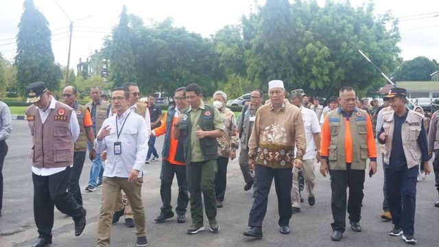 Ketua BNPB RI Suharyanto saat monitoring dan evaluasi penanggulangan bencana alam gempa bumi di Kabupaten Pasaman Barat, Minggu (16/10/2022). Dokumentasi: Humas Pemkab Pasaman Barat