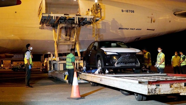 Lexus UX 300e yang dibawa menggunakan pesawat kargo di Bandara Soekarno-Hatta (16/10/2022). Foto: Dok. Toyota Astra Motor