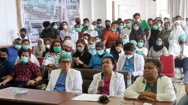 Tenaga medis di RSUD Jayapura saat menggelar keterangan pers. (Bumipapua.com/Katharina)