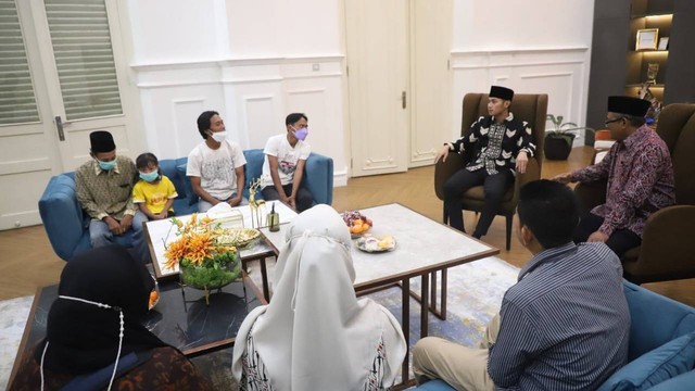 Bupati Tuban Aditya Halindra Faridzky, saat hendak memberangkatkan transmigran menuju Kabupaten Konawe, Provinsi Sulawesi Tenggara. Senin (17/10/2022). (foto: dok istimewa)