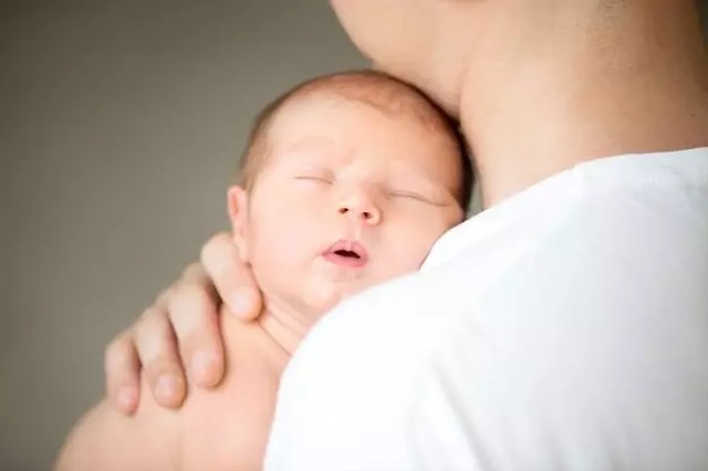 Ilustrasi cara membangunkan bayi untuk menyusu (Sumber: Pexels)
