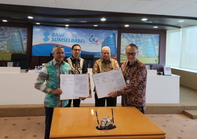 Direktur Bisnis Bank Sumsel Babel Antonius Prabowo Argo bersama Kepala Kantor BPJamsostel Palembang Moch. Faisal menandatangani kerja sama terkait progam jaminan sosial ketenagakerjaan untuk debitur KUR. (ist)