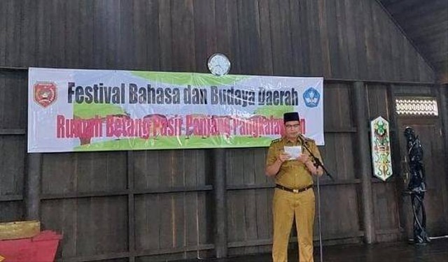 Pj. Bupati Kobar saat membuka Festival Bahasa dan Budaya Daerah, di rumah Betang Pasir Panjang. Foto: Prokom.