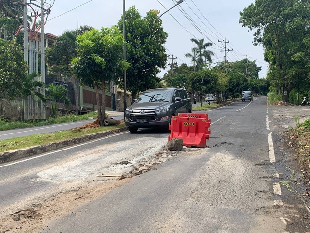 Jalan rusak di turunan Jalan Pangeran Emir M Noer di Kota Bandar Lampung. | Foto: Bella Sardio /Lampung Geh