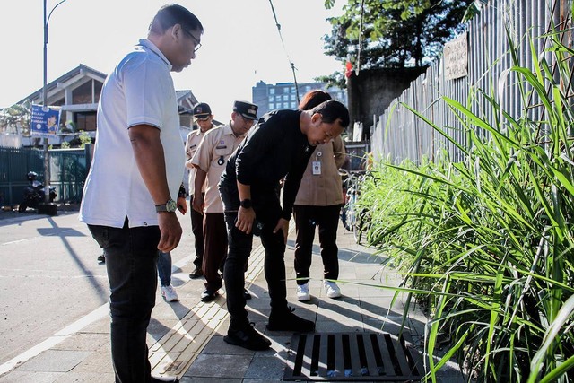 Wali Kota Bogor Bima Arya sidak ke pembangunan pedestrian Rumah Sakit BMC di Jalan Pajajaran Indah, Kota Bogor, Jumat (14/10).